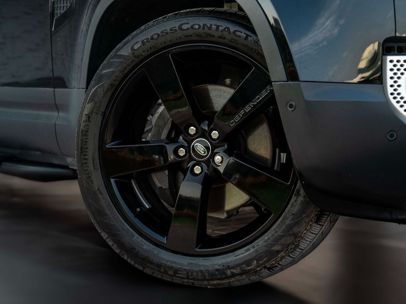 Land Rover Defender P400 110 HSE 3.0L (5 Seater)