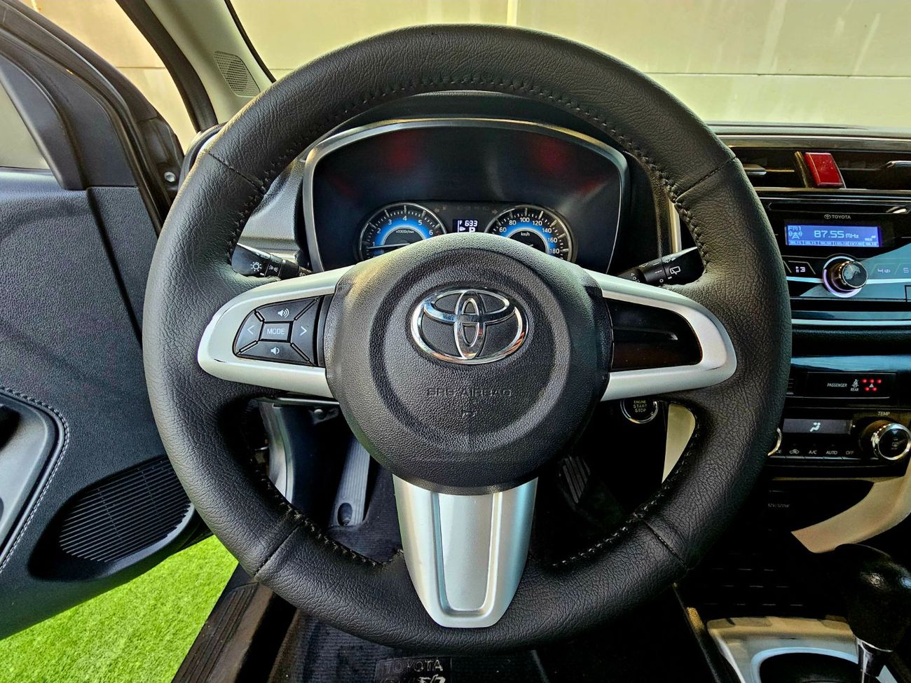 Toyota Rush EX / 1.5 V4/ LEATHER SEATS/ LOW MILEAGE/ EXPORT ONLY