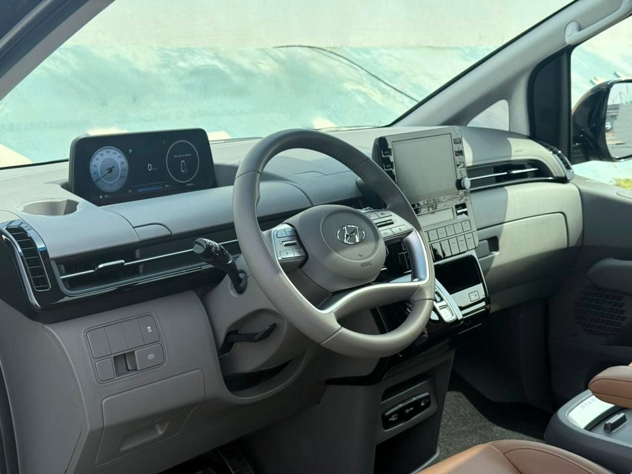 Hyundai Staria Luxury 3.5L HYUNDAI STARIA LUXURY | GCC SPECS | YEAR: 2024 | KMS: 35,800 | 5-YEARS WARRANTY | 5-YEAR