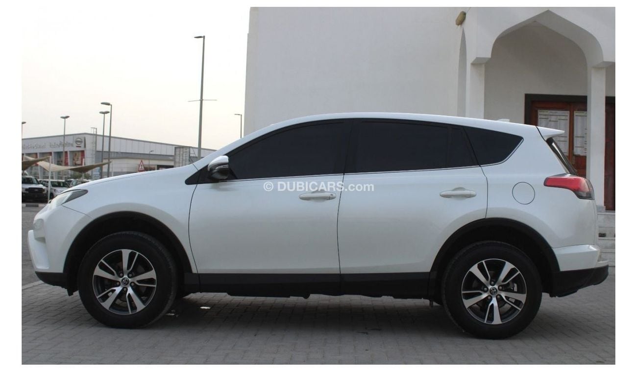 Toyota RAV4 EX Toyota rav 4 white 2016 GCC excellent condition without accident