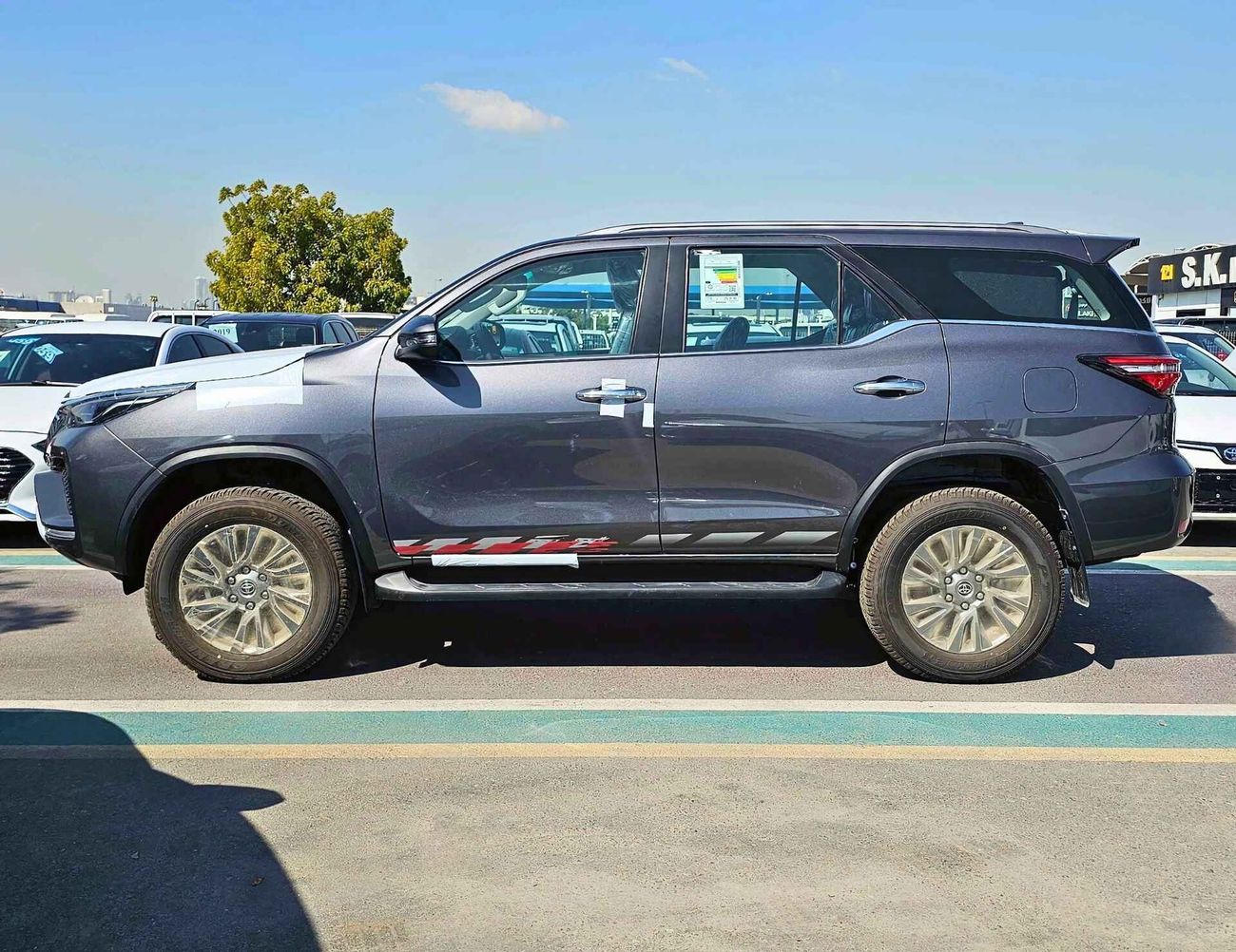 Toyota Fortuner SR5 /  4.0L V6 PETROL / WOOD TRIM / LEATHER SEATS / FULL OPTION (CODE # 69044)