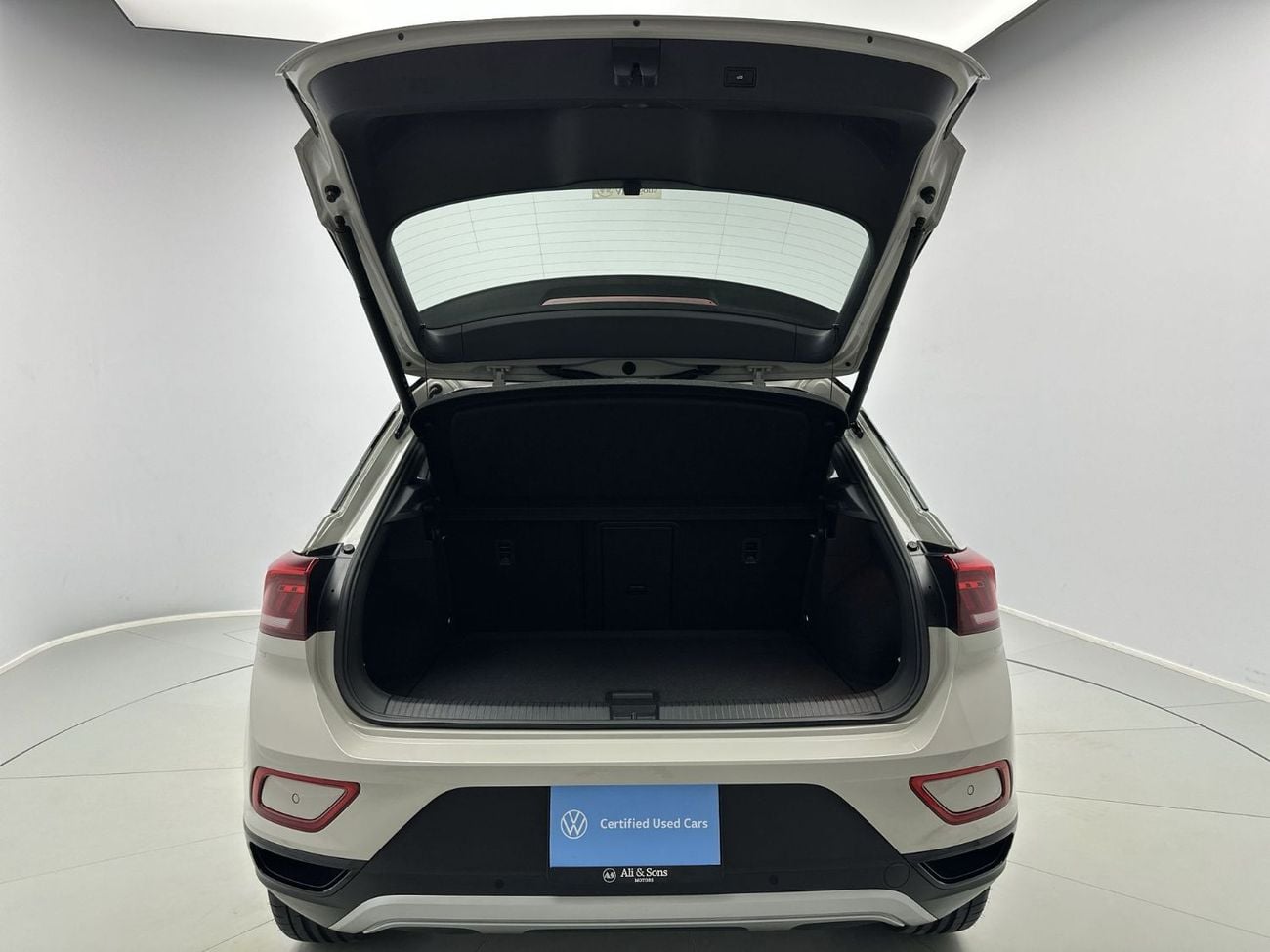 فولكس واجن T ROC Style 1.4L Style without Sunroof with Black Style (Ref#03459)