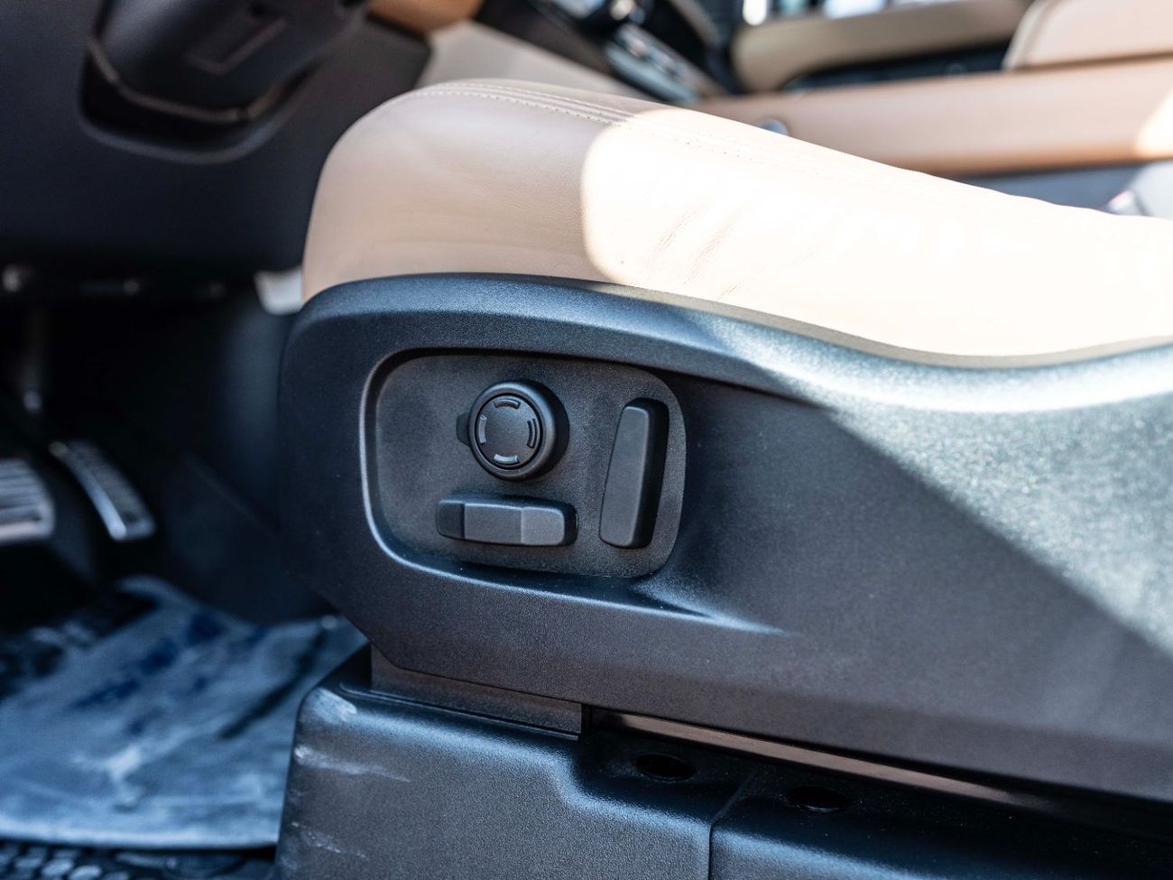 Land Rover Defender P400 110 HSE 3.0L (5 Seater)