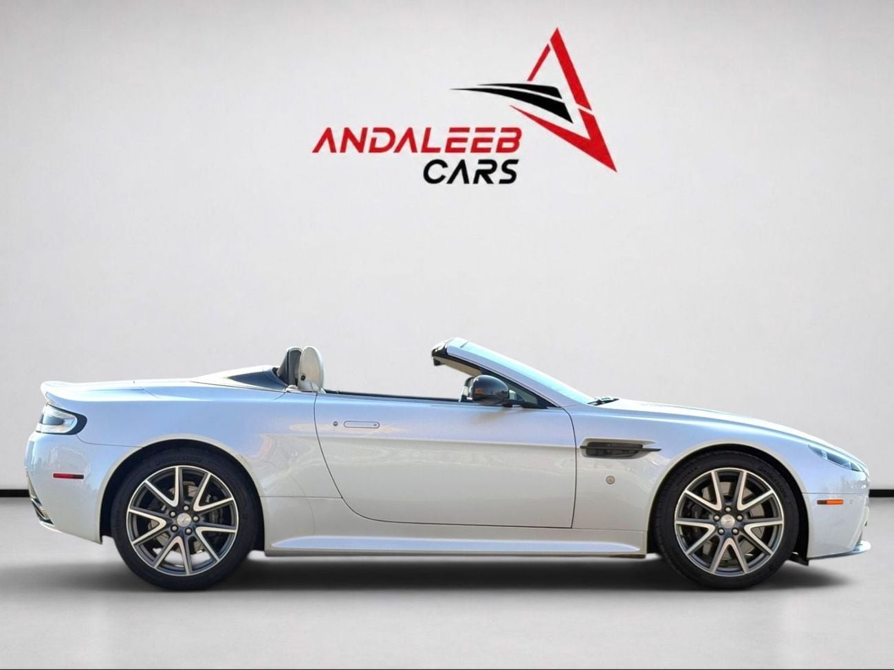 Aston Martin Vantage ASTON MARTIN VANTAGE S Cabriolet | 4.7L V8 | 2014 | GCC SPECS