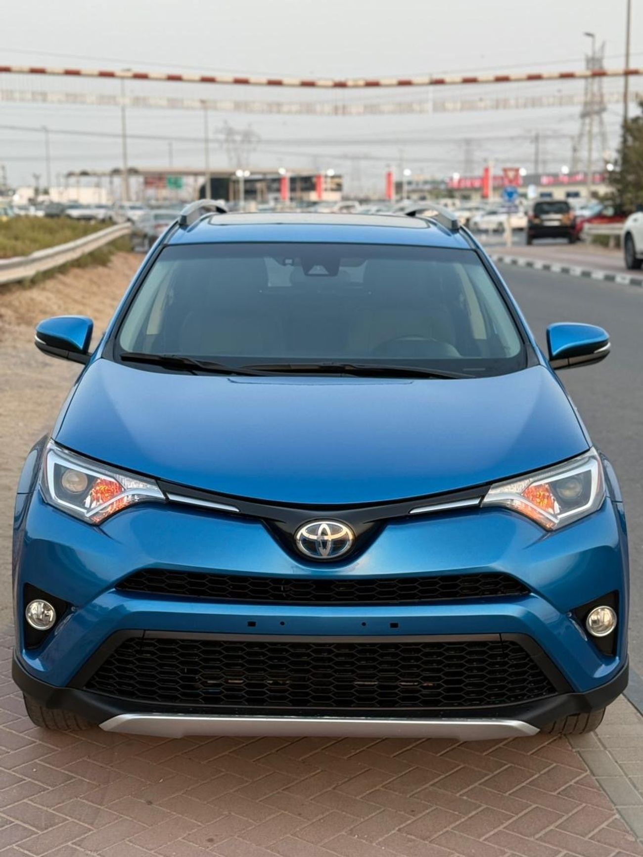 Toyota RAV4 XLE 2.5L Hybrid XLE sunroof, full Option