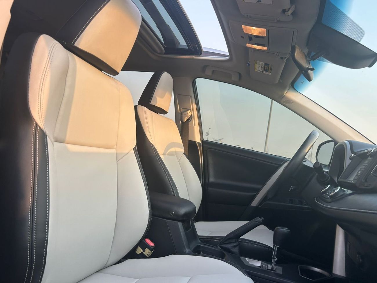 Toyota RAV4 2017 Toyota Rav4 Full Option XLE 2.5L V4 - Front / Back Sensors & Radar - Auto Trunk Push Start -