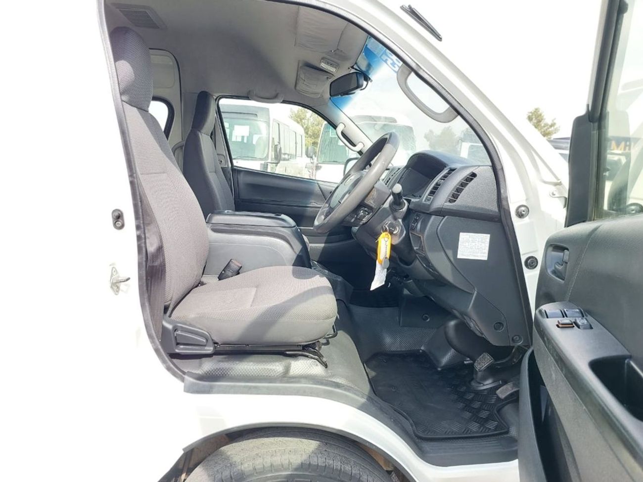 تويوتا هاياس TOYOTA HIACE COMMUTER VAN RHD 2015 MODEL 3.0 L DIESEL AUTOMATIC(PM23061)