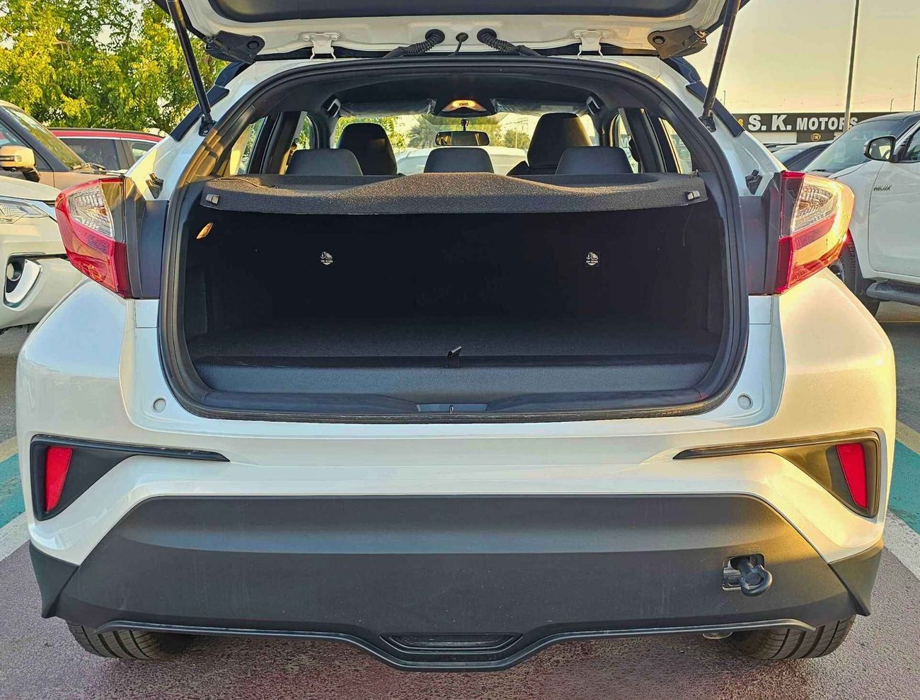 تويوتا CHR LUXURY / 1.8L HYBRID / DOUBLE TONE / PUSH START / LEATHER SEATS / FULL OPTION (CODE# 67991)