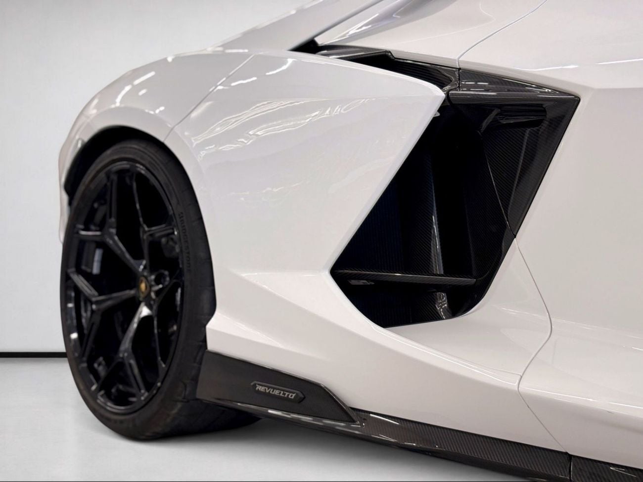 لامبورغيني ريفويلتو AED 30,400 P.M | 0% DOWN PAYMENT | LAMBORGHINI REVUELTO CARBON EDITION | 6.5L V12 HYBRID – 1,001 HP 