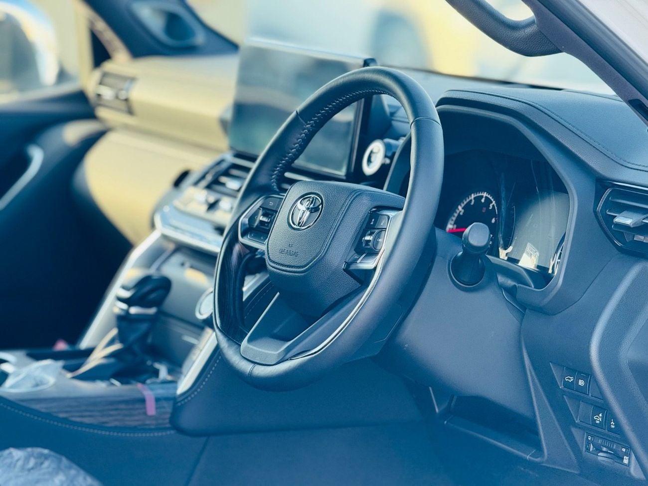 تويوتا لاند كروزر Zx top of the range white with black interior