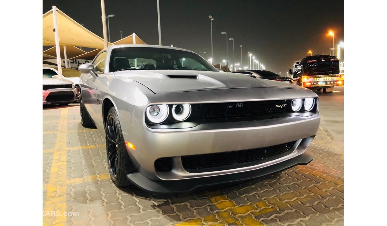 دودج تشالينجر V6 / SRT KIT / SUNROOF / BIG SCREEN / LOW MILES /