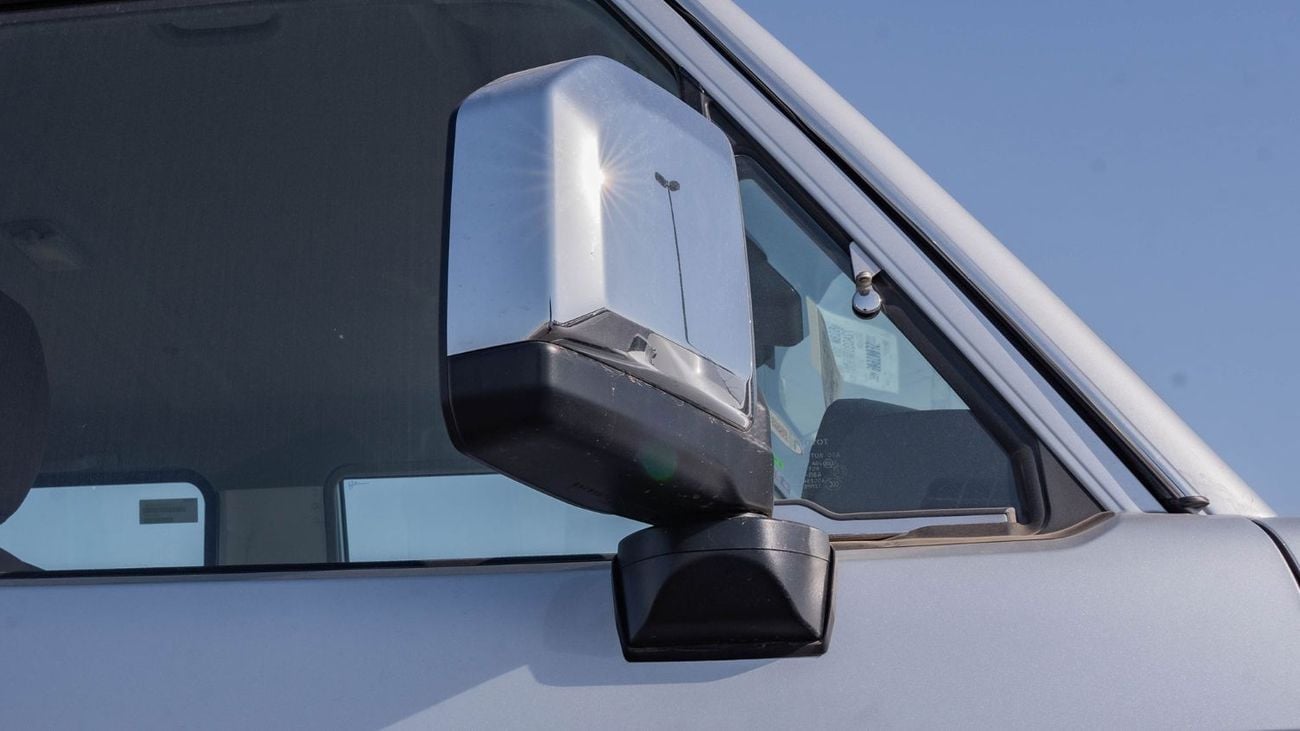 تويوتا لاند كروزر 70 2026 Toyota Land Cruiser LC71 4.0L AT Petrol Full Option (Silver-Brown)