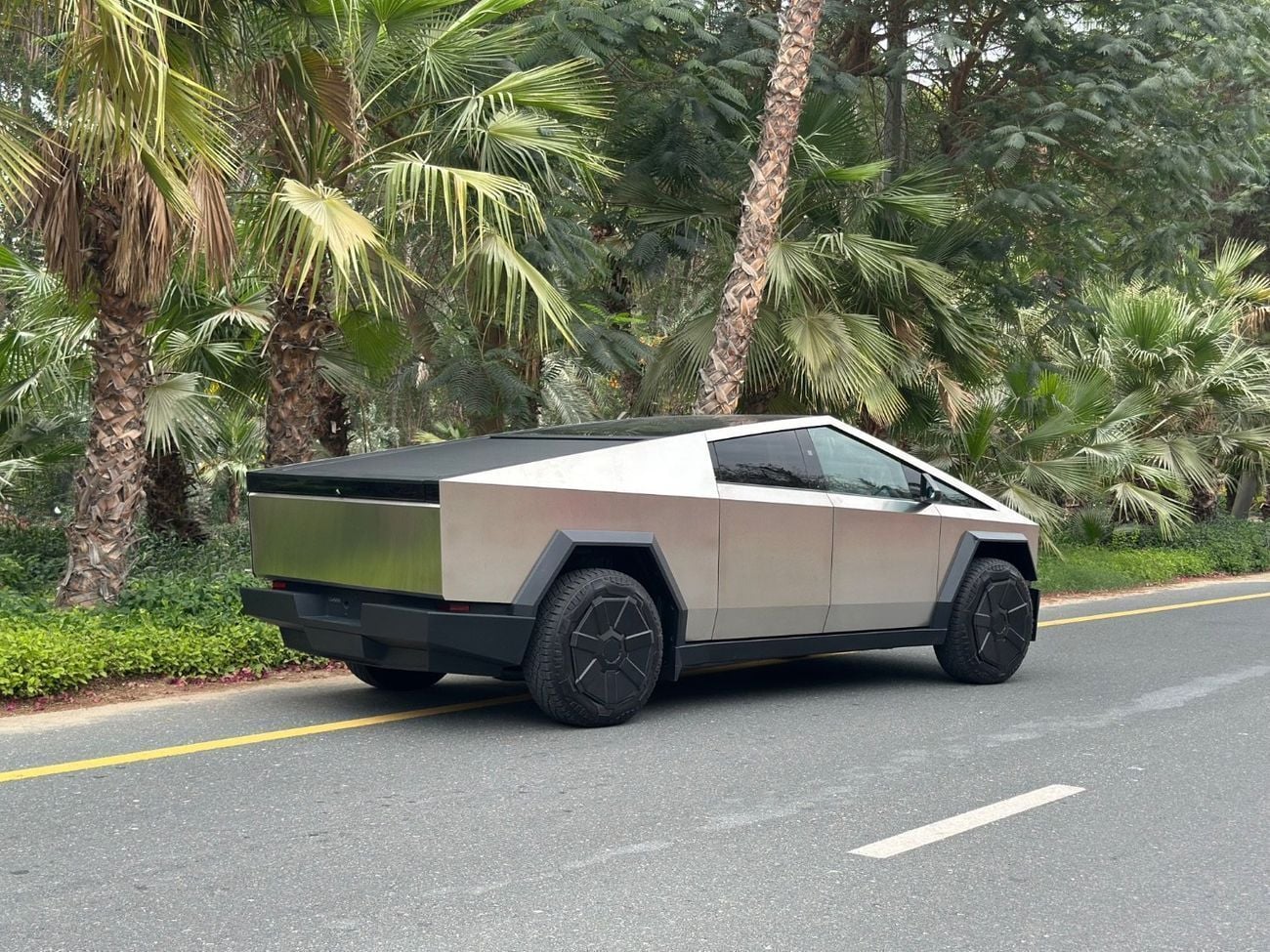 Tesla Cybertruck FOUNDATION SERIES AWD 2025 | 845 HP | Triple Motor AWD | Limited Editio