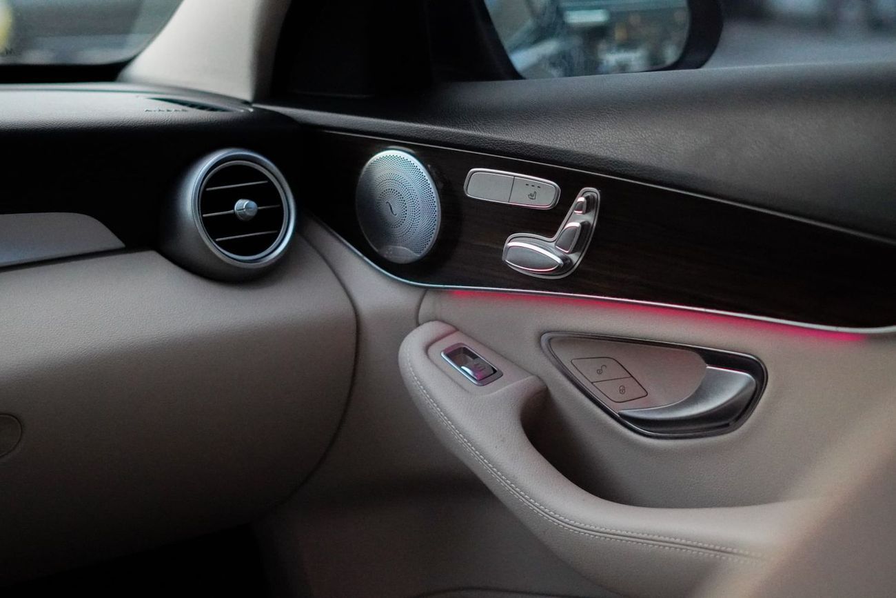 Mercedes-Benz C 300 Std 2.0L (258 HP)