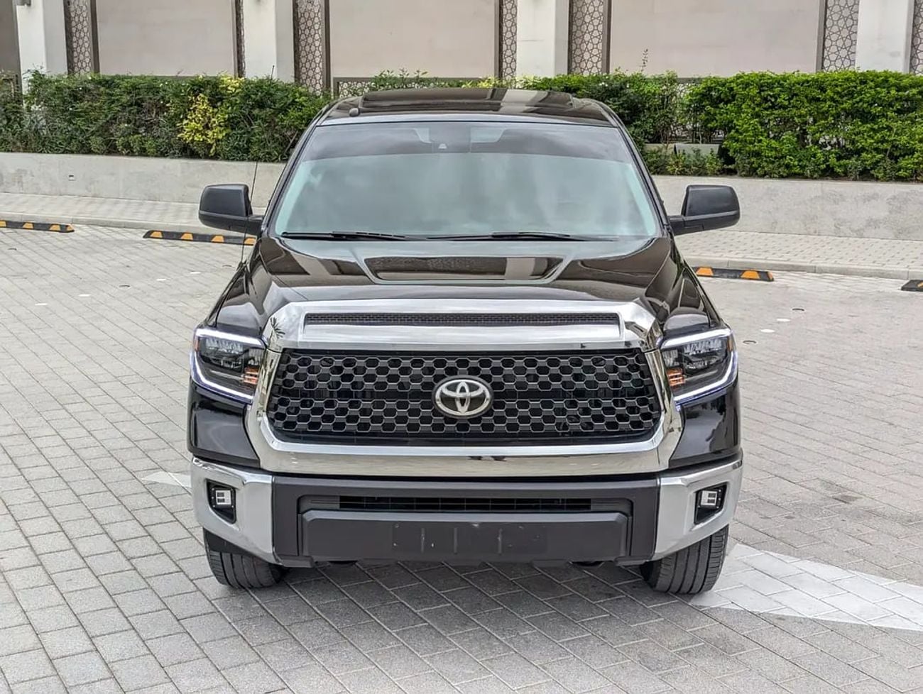 Toyota Tundra CrewMax Limited | 5.7L i-Force V8 | Full Size Luxury Pickup