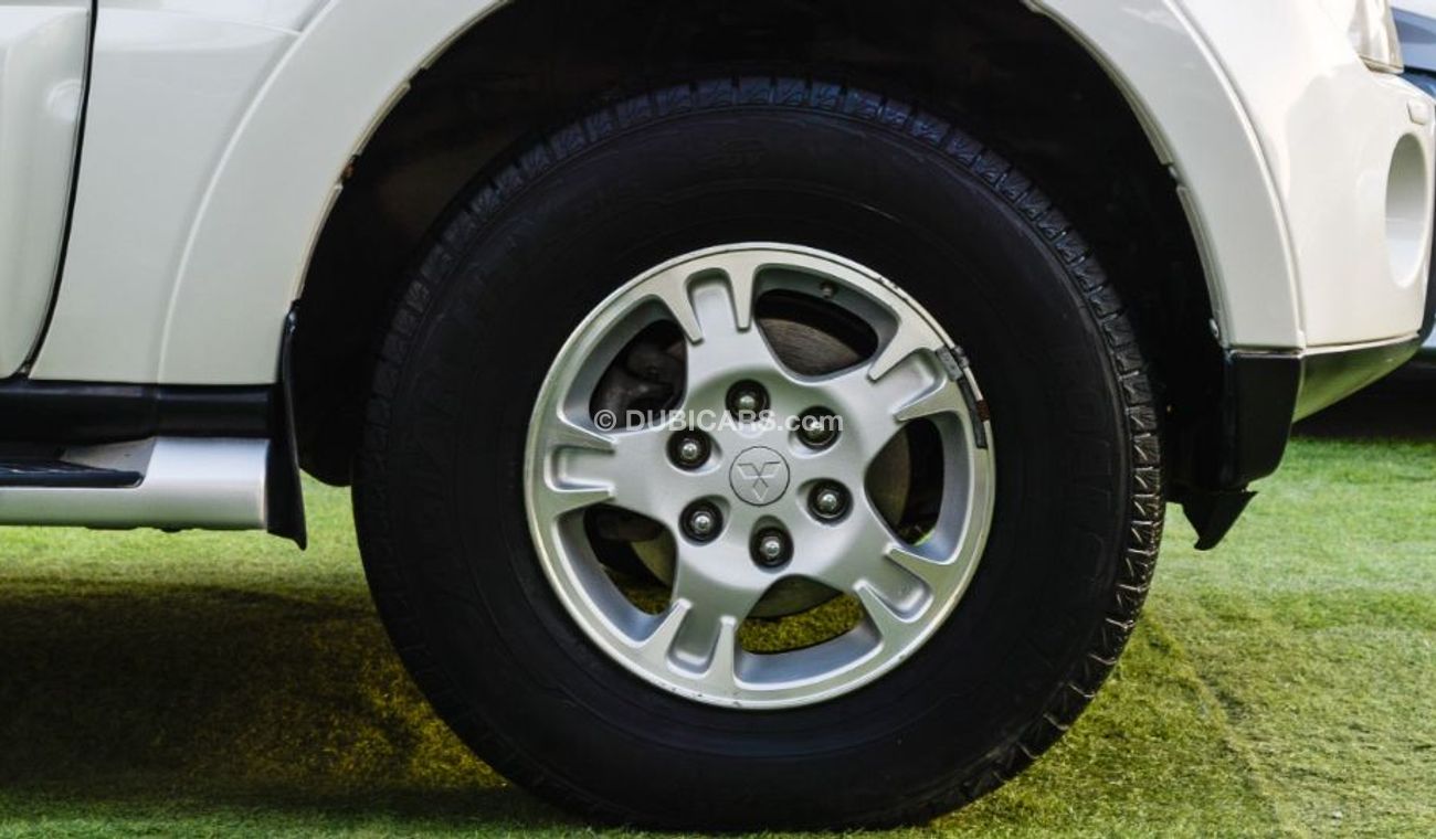 Mitsubishi Pajero Mitsubishi Bajero Model 2007 GCC  White coulour  very good condition1