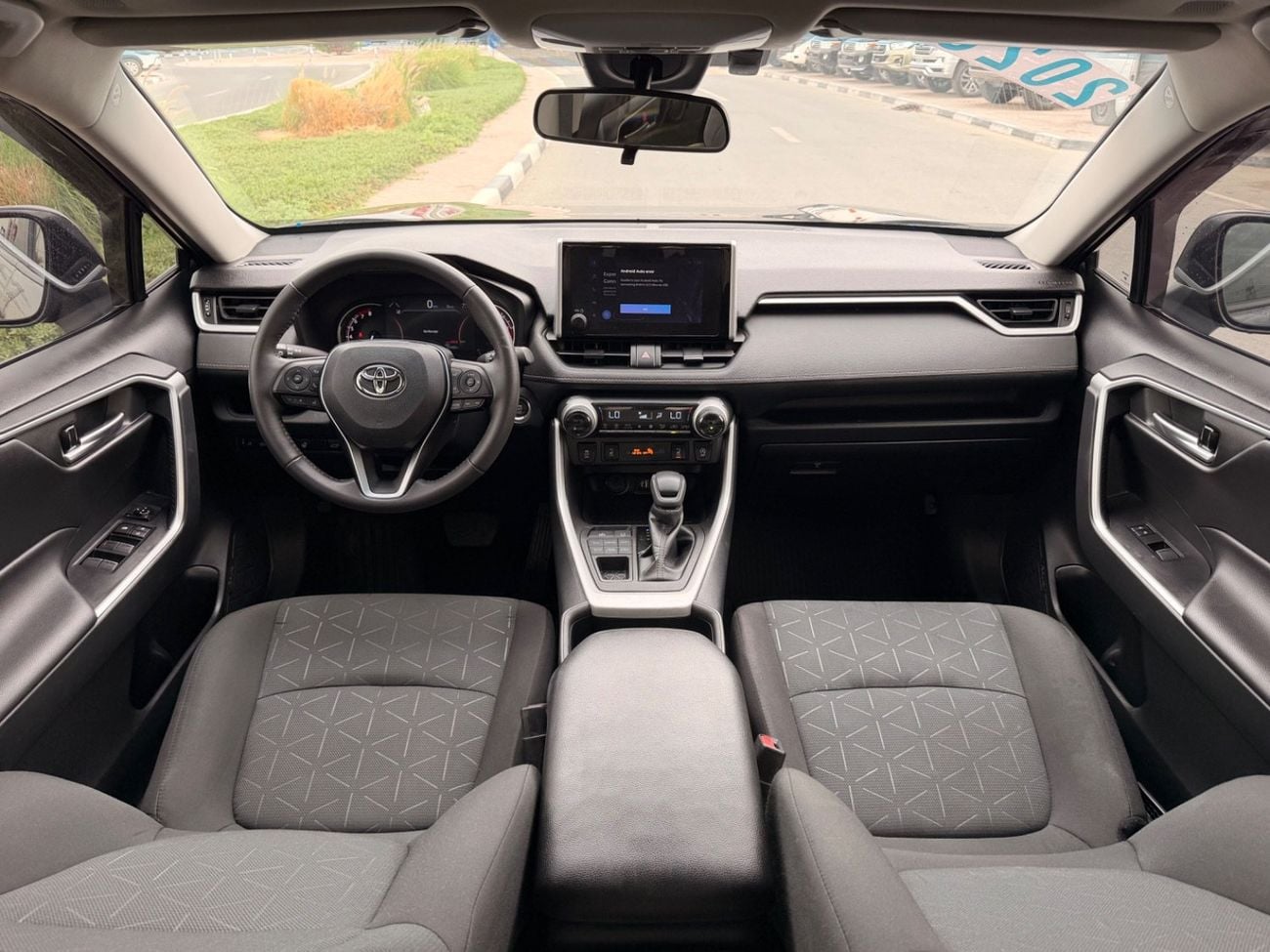 Toyota RAV4 XLE 2.5L  4X4 Sunroof, push start full option