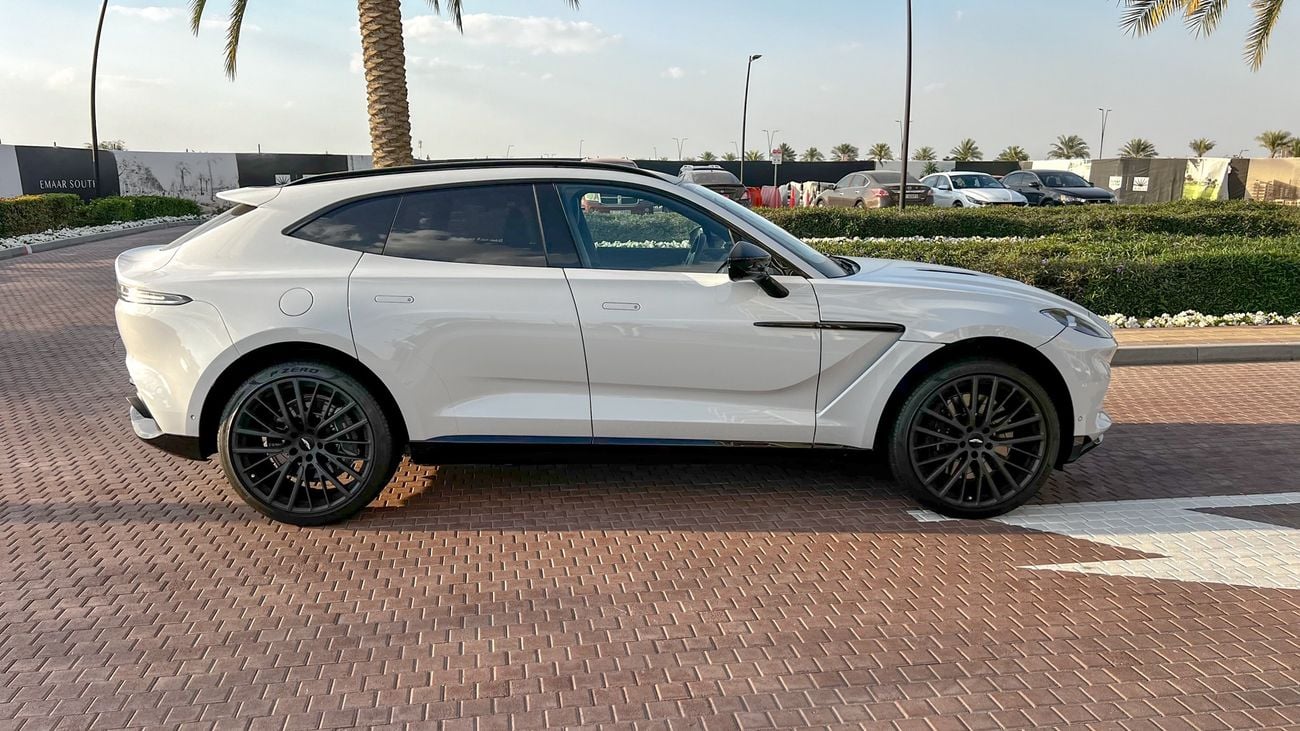 أستون مارتن DBX