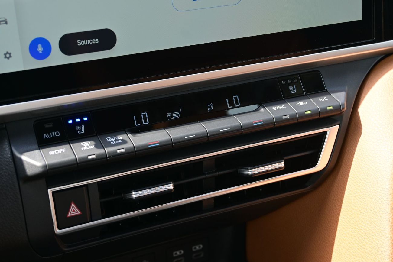 تويوتا كامري Toyota Camry Limited 2.5L Hybrid, Model 2025, Color White