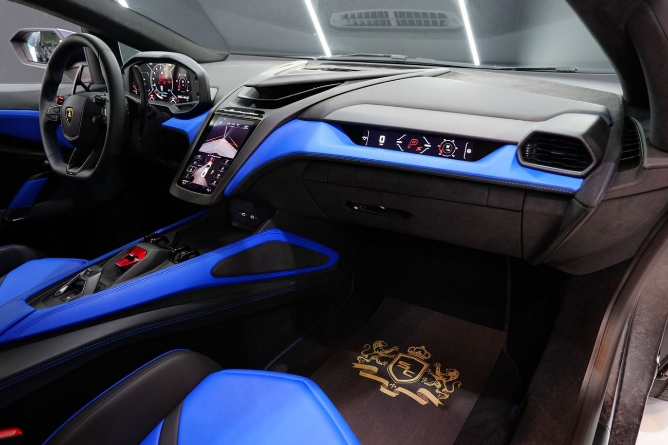 لامبورغيني ريفويلتو Standard Carbon Fiber Interior, Hybrid V12, 700 KM Only, Dealer Warranty!!