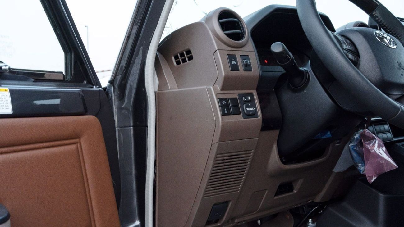تويوتا لاند كروزر بيك آب 2026 Toyota LC79 2.8L AT Diesel Full Option (Grey-Brown)