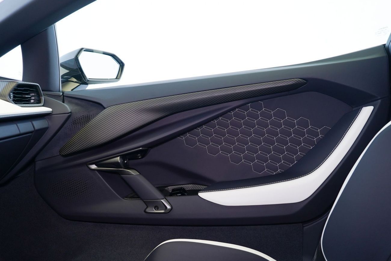 لامبورغيني ريفويلتو 6.5L V12 Hybrid