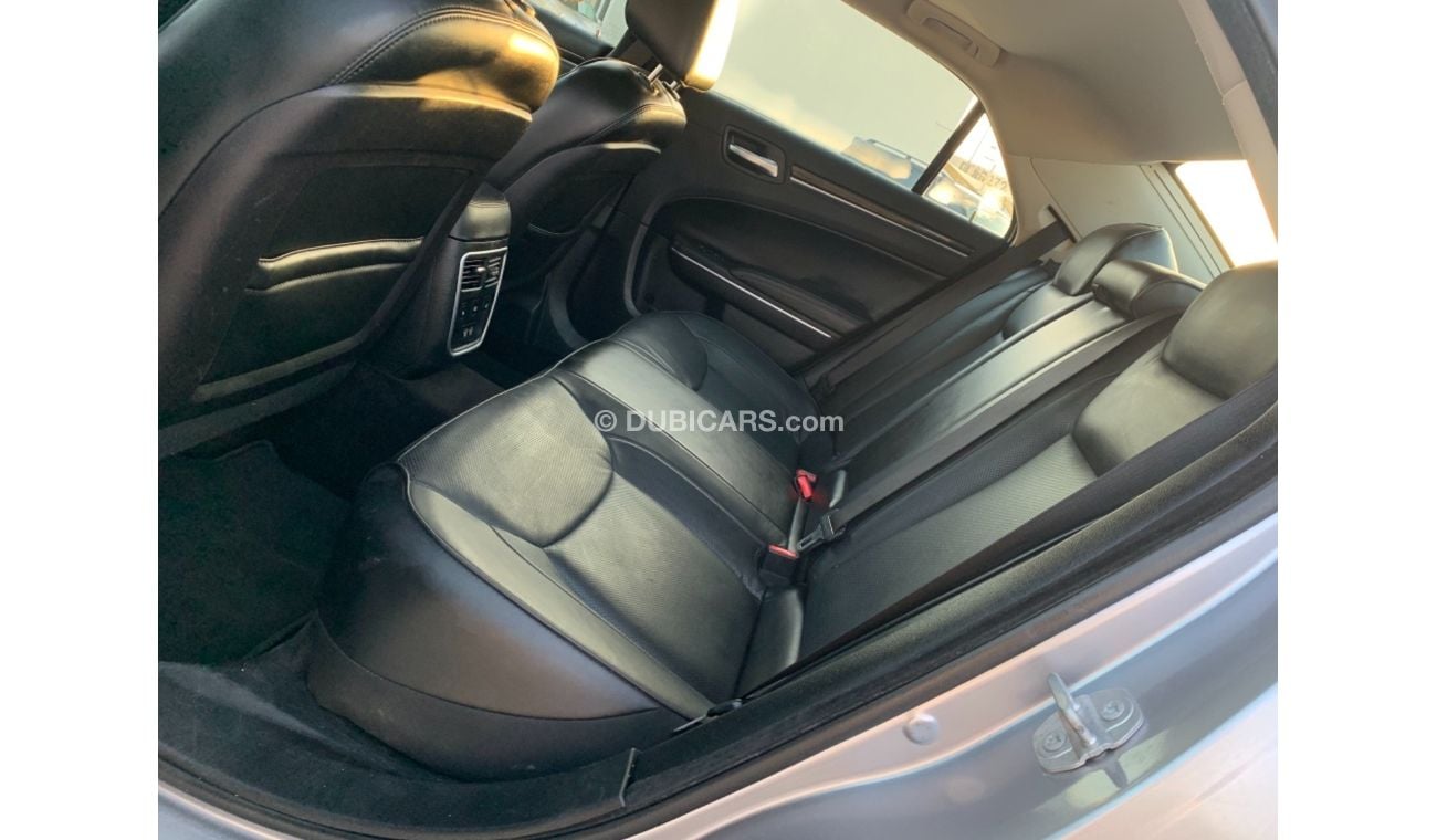 كرايسلر 300C CHRYSLER 300 Model 2016 very celen car.     Price 33,000 km 178,864  phone no 00971555363332   كرايس