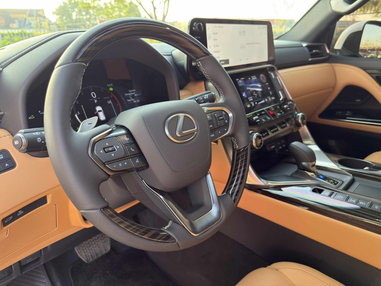 لكزس LX 700h Signature