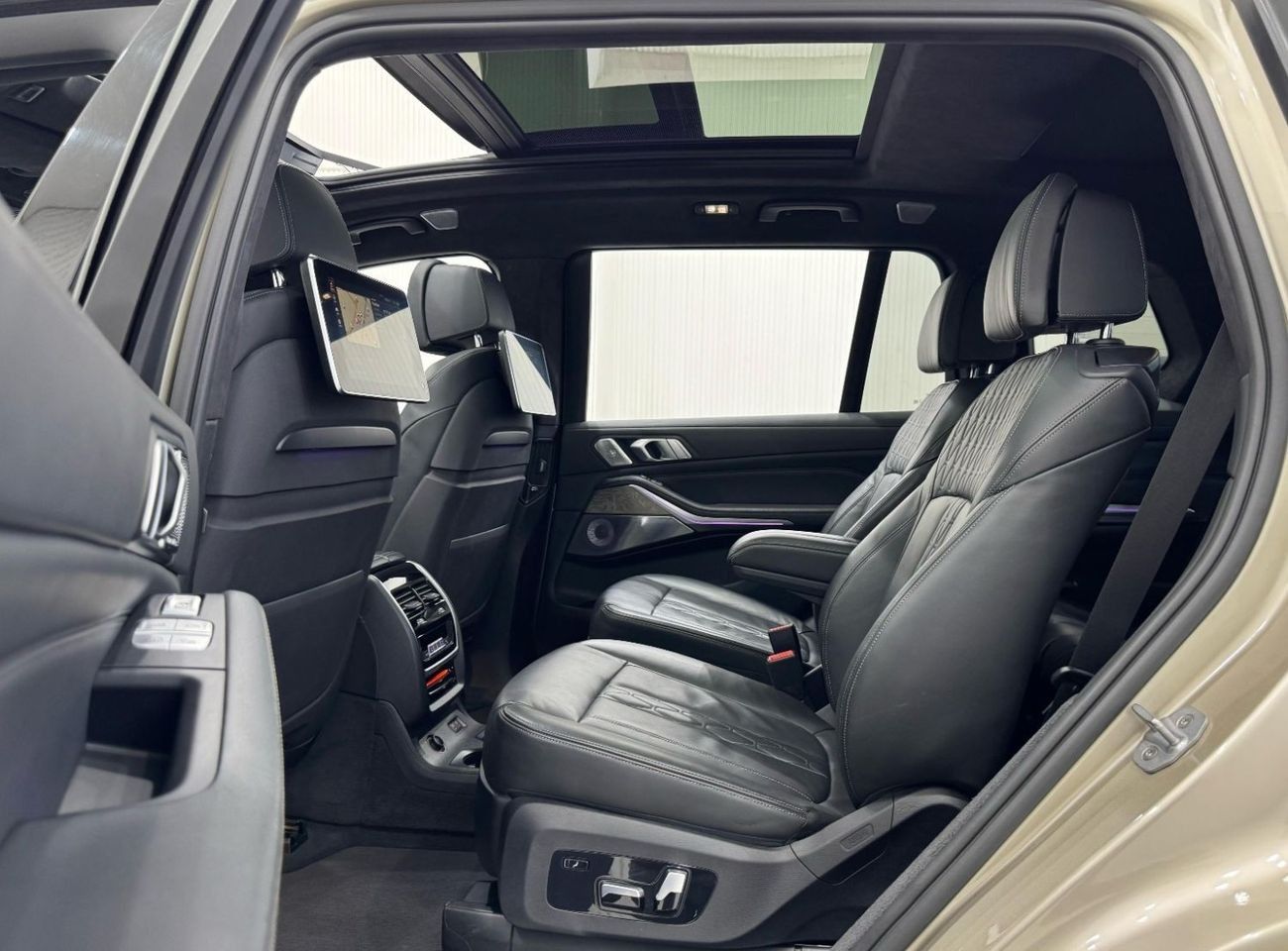 بي أم دبليو X7 50i 4.4L 2019 BMW X7 xDrive50i M-Sport, Warranty, Full BMW Service History, Fully Loaded, 7 Seater,