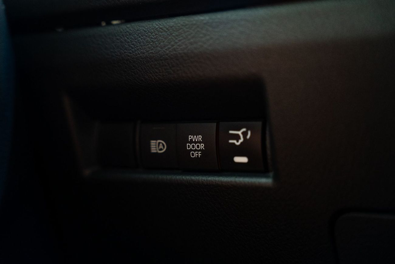 Toyota Granvia 3.5L Premium Premium 2023 3.5L V6 Full Service History GCC