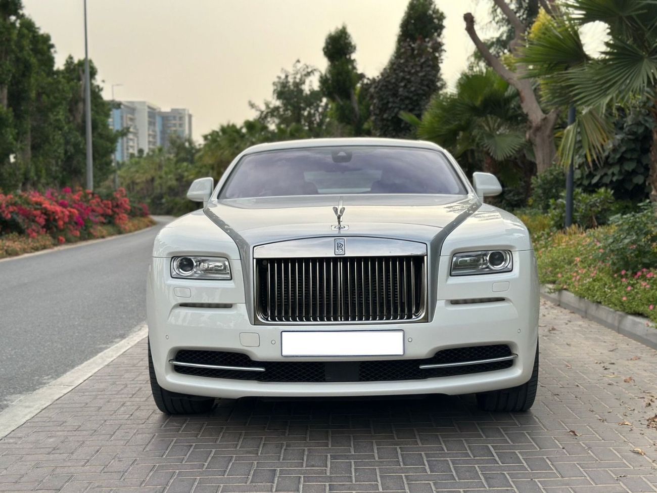رولز رويس واريث 2015 Rolls Royce Wraith | GCC Specs | 6.6L V12 | 624 HP | 66k KM | WHITE/RED | Starlight Headliner |