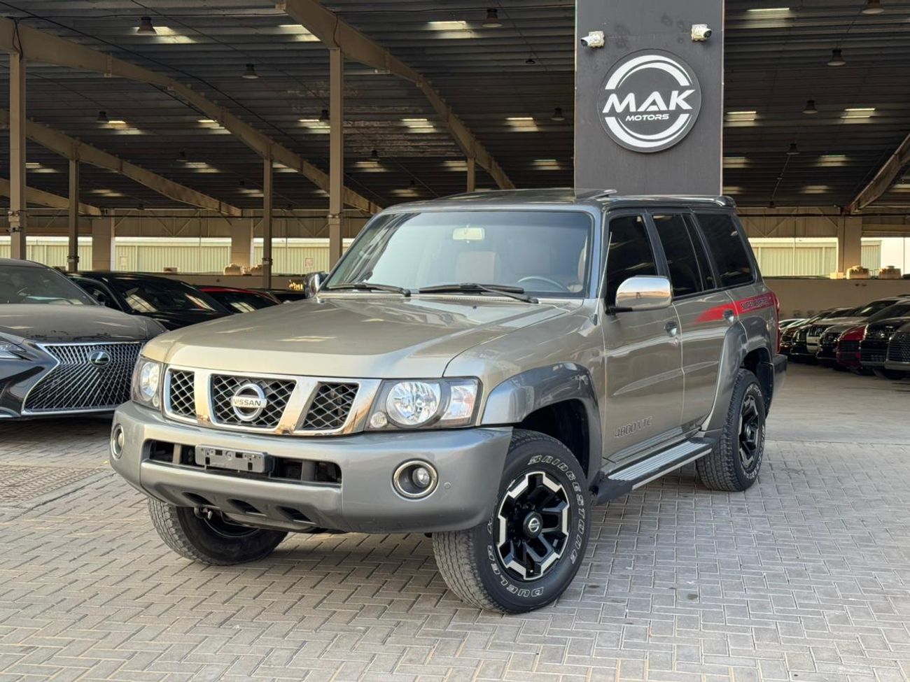 نيسان باترول سوبر سفاري سوبر سفاري / محرك VTC 4.8 لتر V6 / كامل المواصفات / فتحة سقف / قفل تفاضلي / مقاعد جلدية / بحالة ممتا