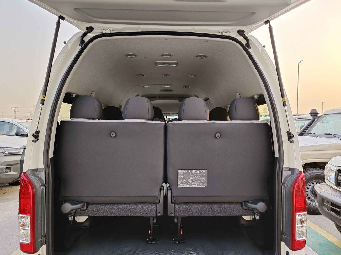 Toyota Hiace GL DIESEL / M/T / 15 STR /  ALLOY WHEEL (CODE # 67899)