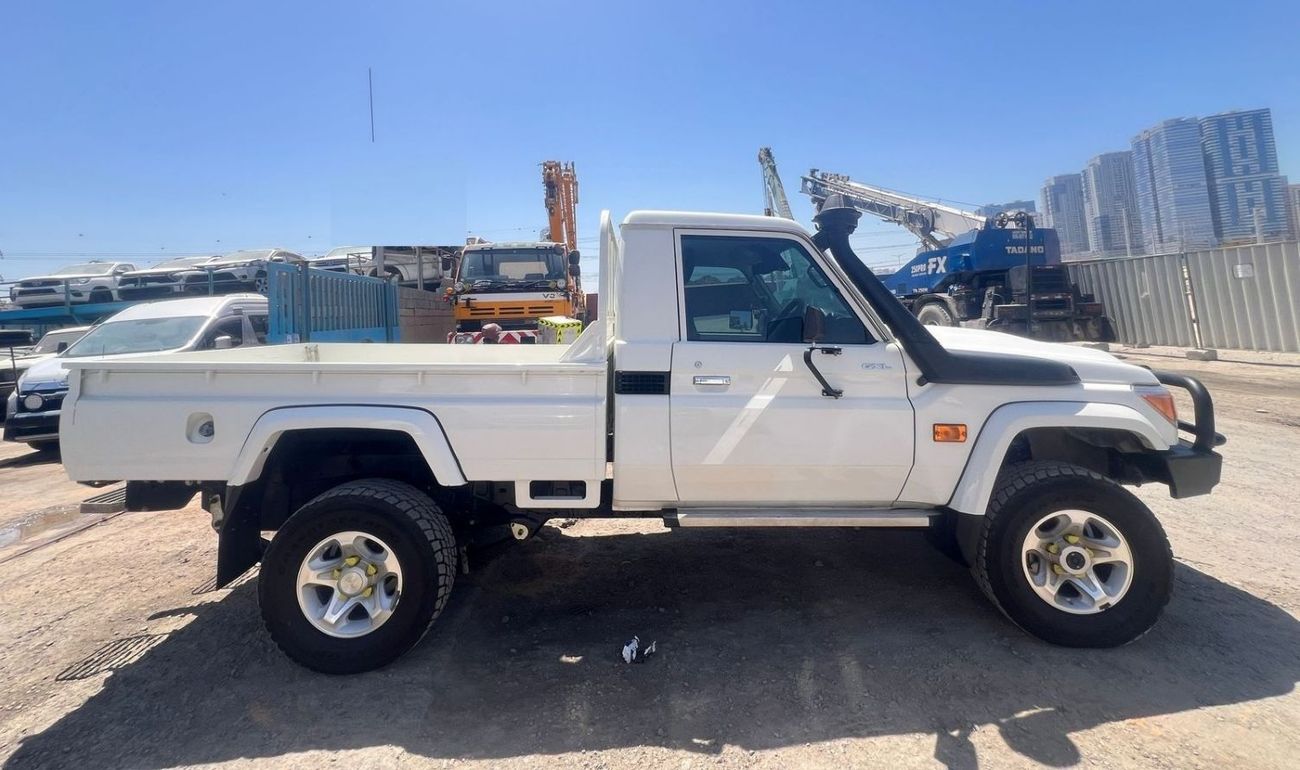 تويوتا لاند كروزر DIESEL ENGINE ,RIGH HAND DRIVE ,4.5 LITER ,MANUAL GEAR