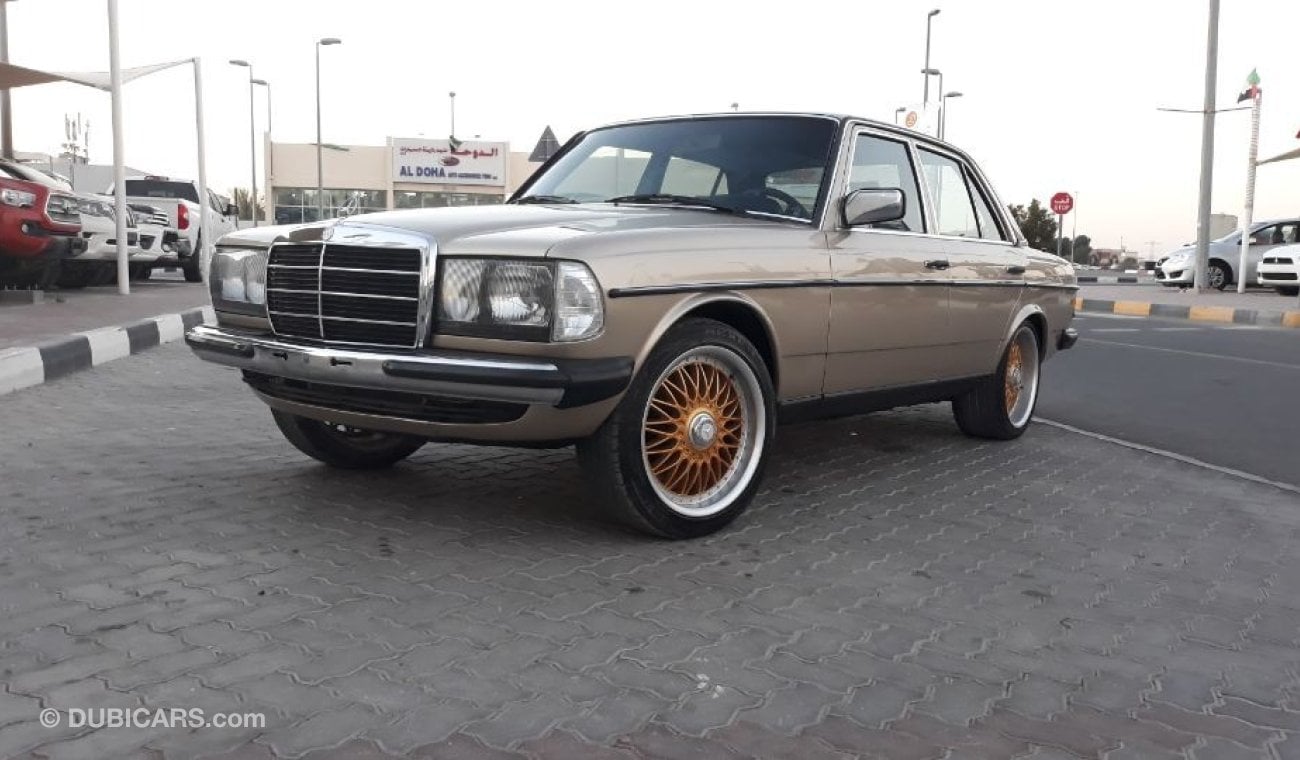 مرسيدس بنز 230 1984 Mercedes Full options with sunroof A.C. Manuel Gear