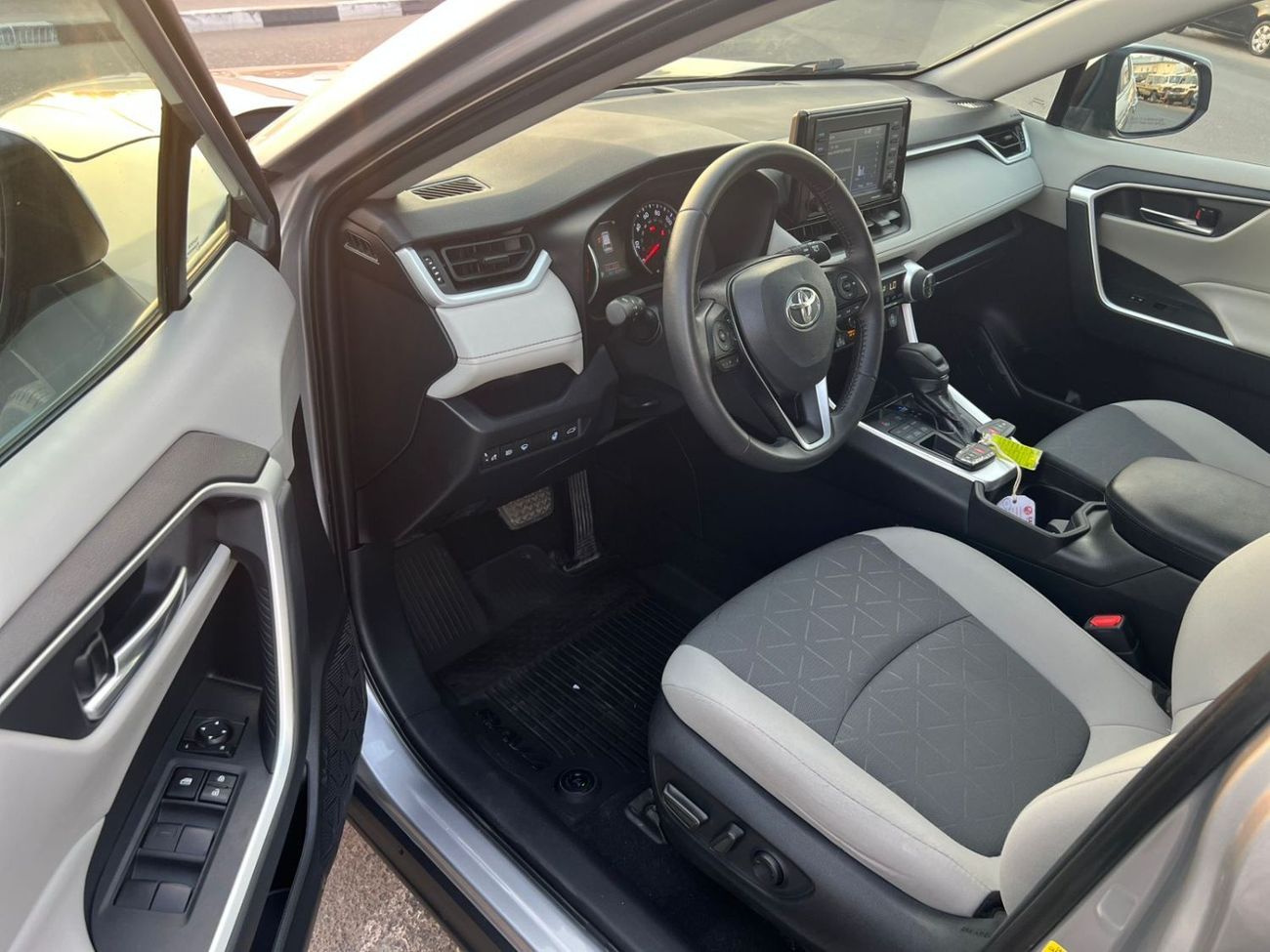 Toyota RAV4 2021 Toyota Rav4  XLE  Full Option AWD  -4x4-2.5L-V4- Sunroof Push Start Rear Camara