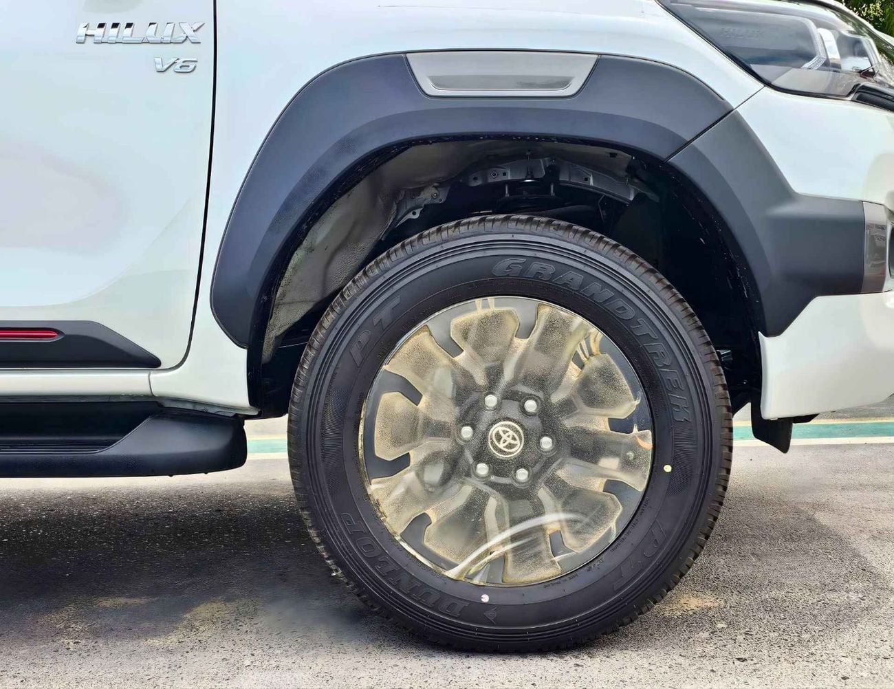 Toyota Hilux SR5 ADVENTURE DOUBLE CABIN / 4.0L V6 PETROL / 18"ALLOY WHEELS WITH ROLL BAR / 360 CAMERA / FR & REAR