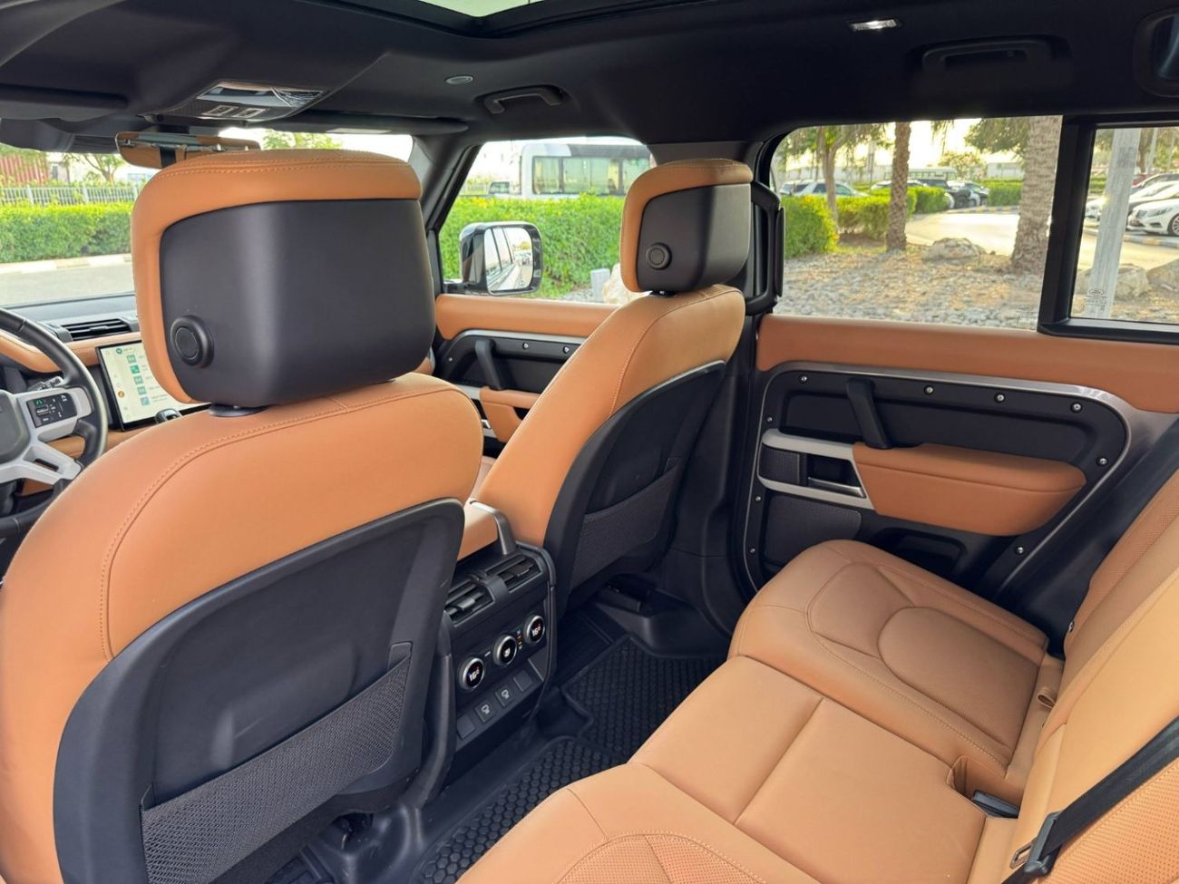 لاند روفر ديفندر 110 HSE P400 3.0L GERMAN SPEC NEAT AND CLEAN LESS KILOMETER