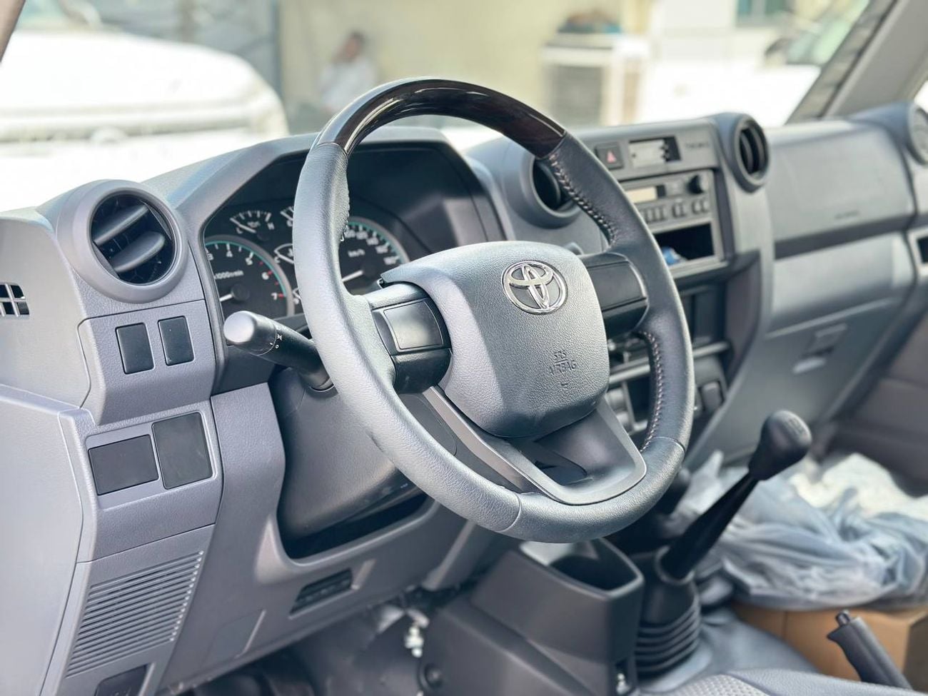 تويوتا لاند كروزر بيك آب LC79 دبل كابينة 4.0 لتر PTR ناقل حركة يدوي // 2025 // خيار قياسي مع نوافذ كهربائية // عرض خاص // من