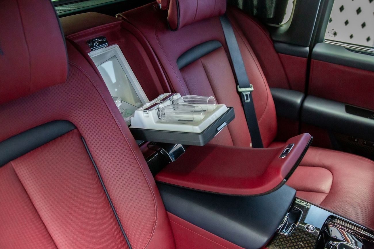 رولز رويس كولينان بلاك بادج