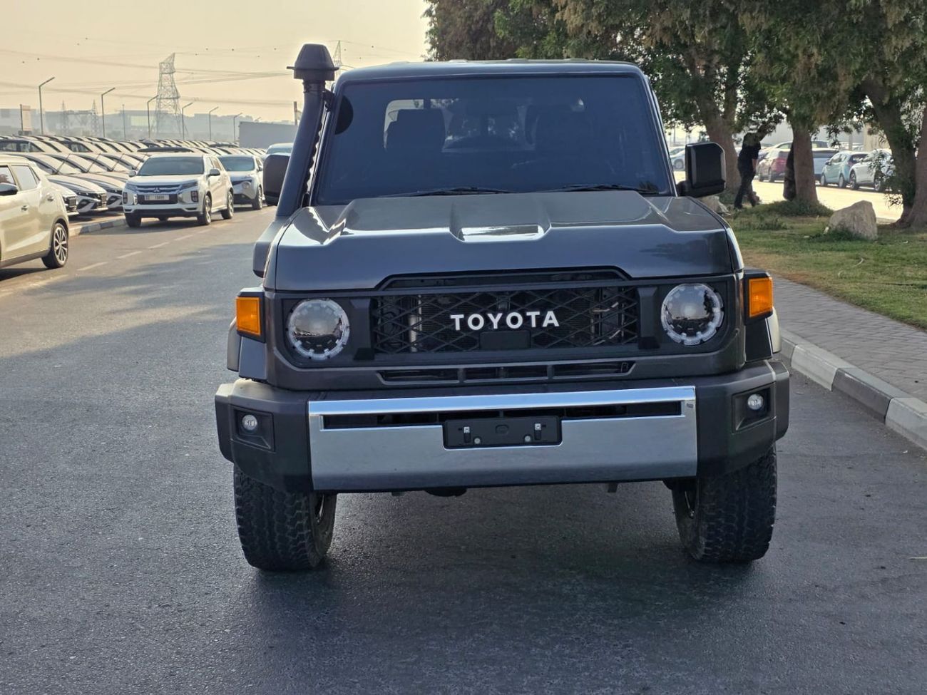 تويوتا لاند كروزر بيك آب diesel 4.5 liter ,right hand ,drive 2017 model ,shape 2024 ,only for export available