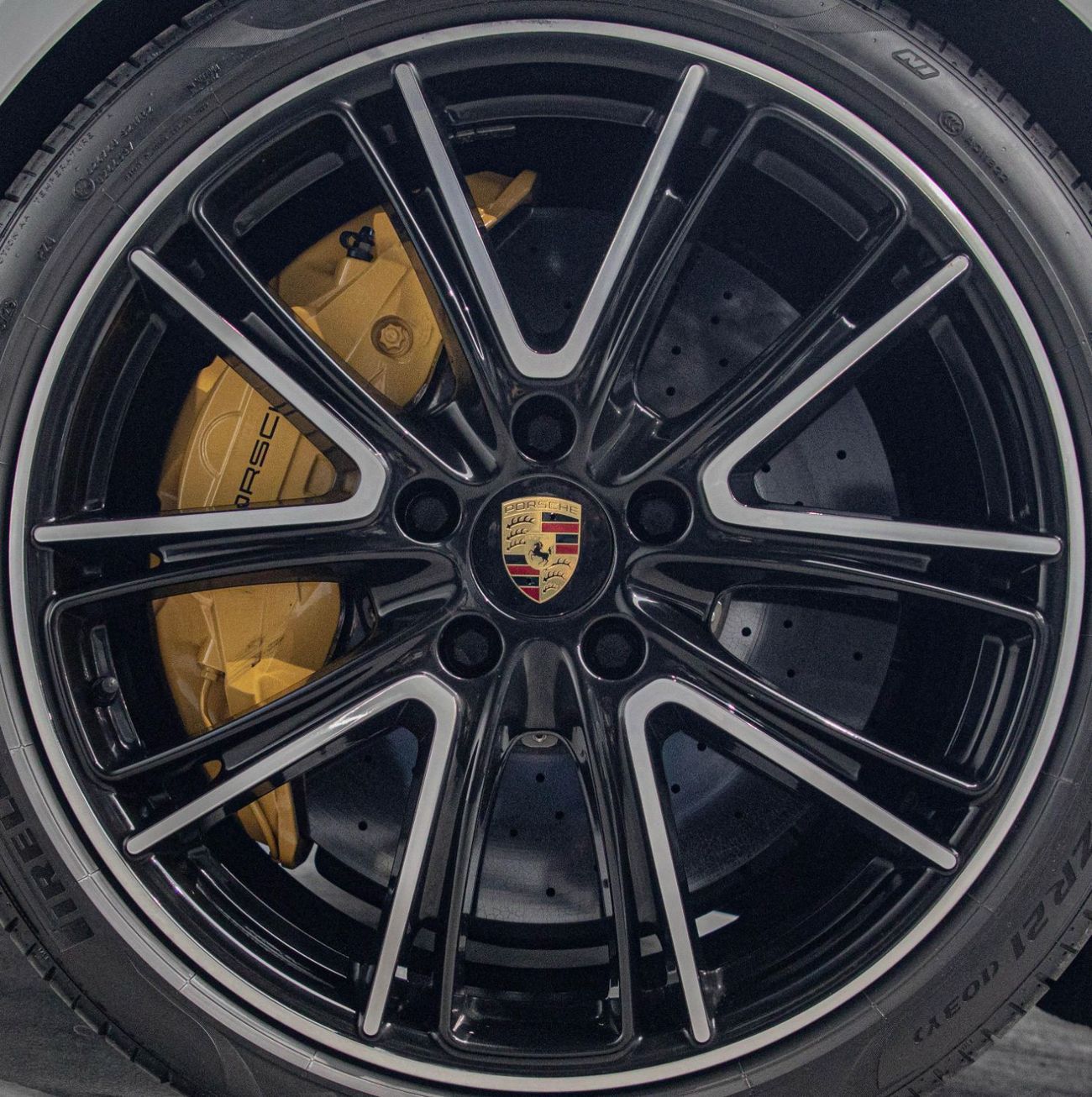 Porsche Panamera Turbo Sport Turismo 4.0L AWD Sport Turismo • 550 BHP • Warranty + Service Contract Available • GCC