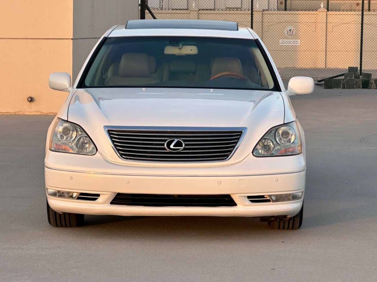 لكزس LS 430 موديل 2004 حاله ممتازه من الداخل والخارج فتحه وجلد ومثبت سرعه وتحكم كهربي كانل ونظام صوت ممتاز وكامي