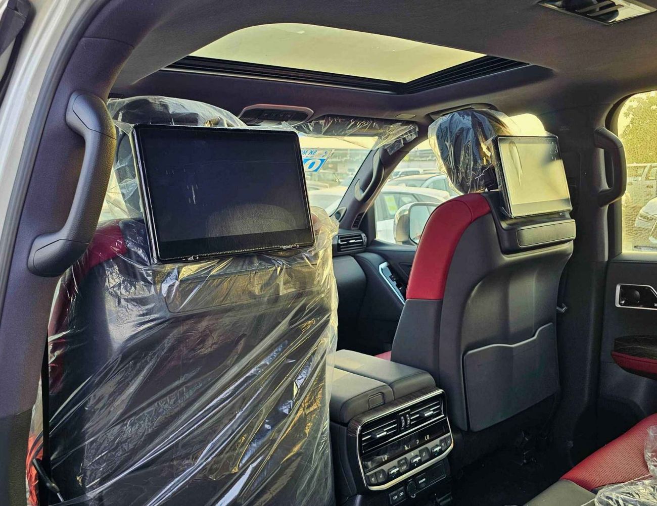 تويوتا لاند كروزر VXR / TWIN TURBO / FULL OPTION / 3.3L V6 DIESEL / HEADUP DISPLAY / JBL SPKRS / SUNROOF (CODE#70000)