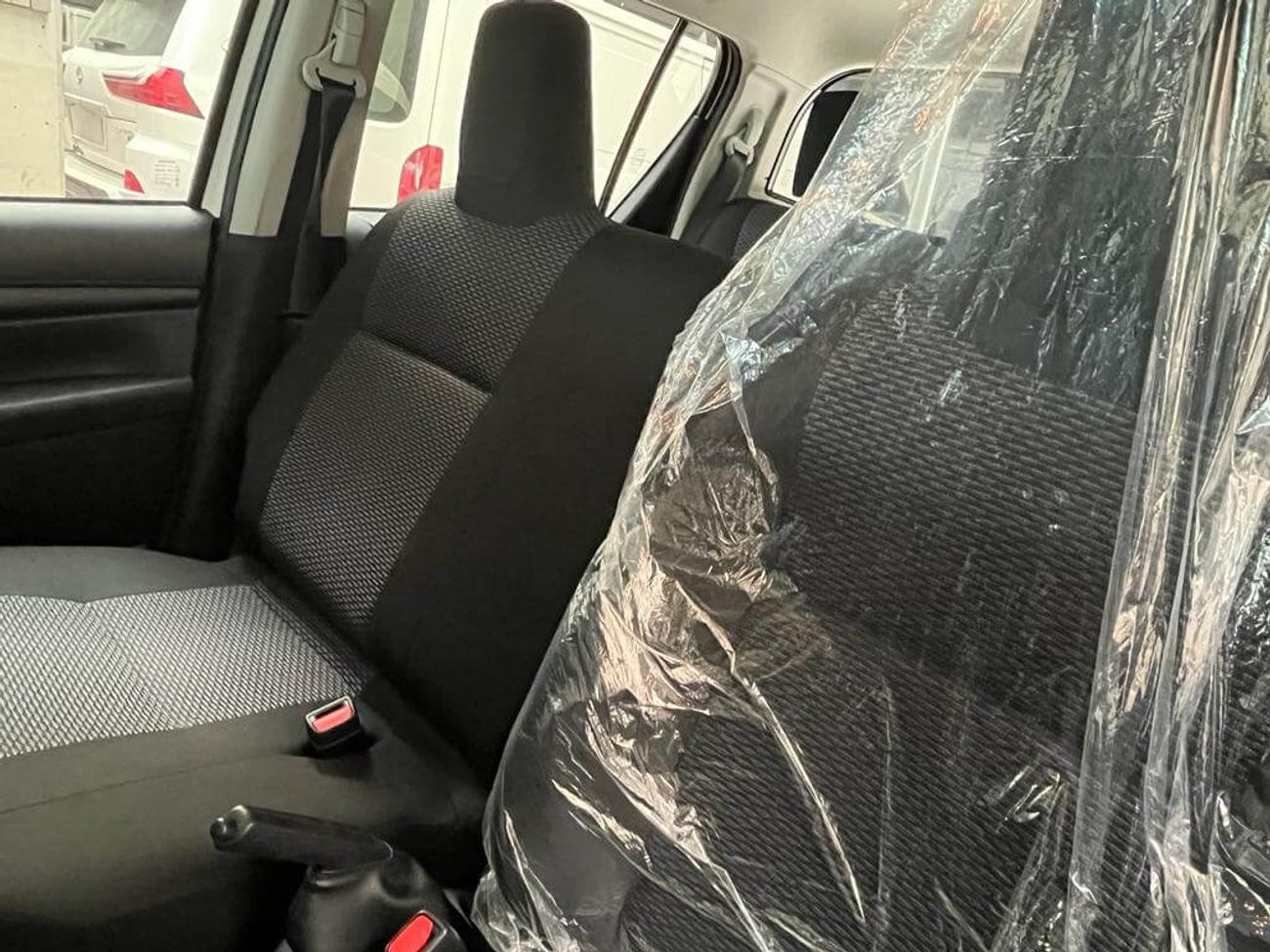 تويوتا هيلوكس Double Cabin, 2.4L, 4x2, Diesel