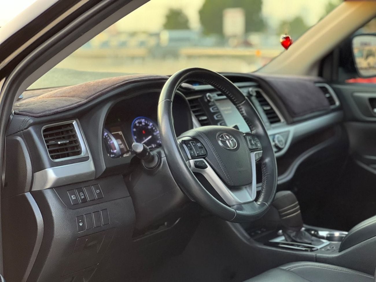 تويوتا هايلاندر تويوتا هايلاندر XLE موديل 2019 كاملة المواصفات، محرك 3.5 لتر V6، دفع رباعي، شاشة عرض رأسية، كاميرا خ