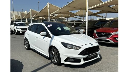 Ford Focus ST ACCIDENTS FREE - GCC - ORIGINAL PAINT - FULL OPTION - MANUAL GEAR - PERFECT CONDTION INSIDE OUT