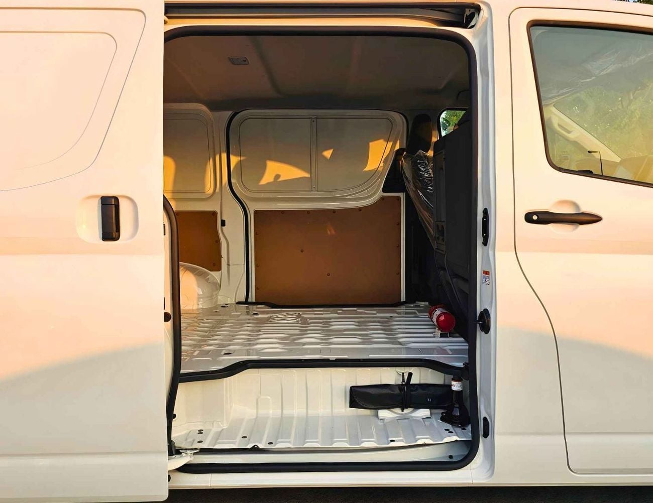 Toyota Hiace GL CARGO / 3.5L PETROL V6 A/T / REAR CAMERA (CODE # HCPMB2)
