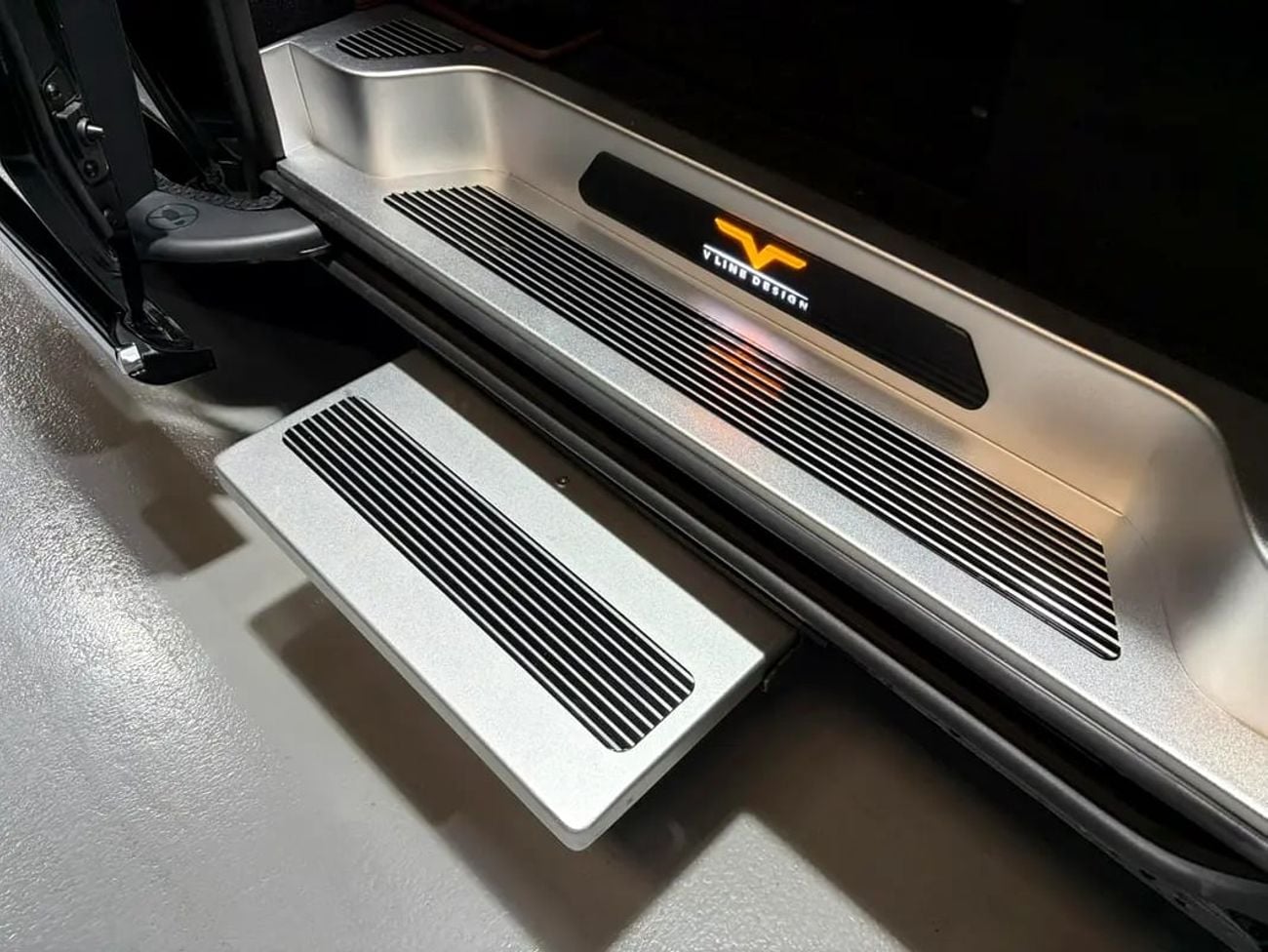 مرسيدس بنز V 300 ARRIVAL MODEL VIP MERCEDES GCC V300 with ADDITIONAL REAR AC - 2 Years Warranty by VLINE