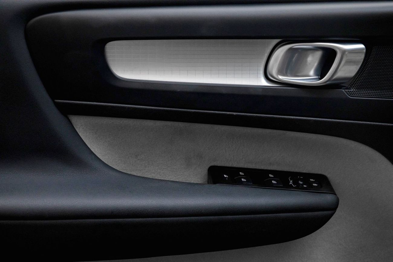 Volvo XC40 1,959 P.M  | 0% Downpayment | Low Km | Panoramic Roof!